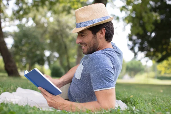 Genç Adam Parkta Kitap Okuyor — Stok fotoğraf