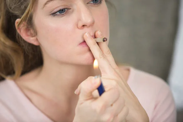 Mujer Fumando Casa —  Fotos de Stock