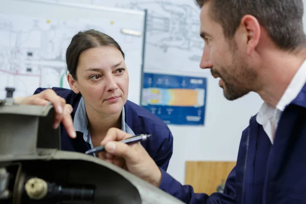 Man Vrouw Die Een Machine Bedienen — Stockfoto