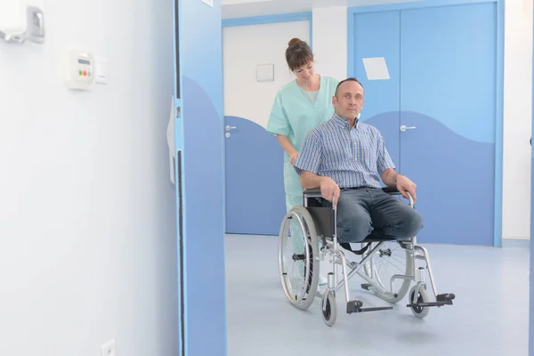 Muž Tlačí Svém Invalidním Vozíku Zdravotní Sestra — Stock fotografie
