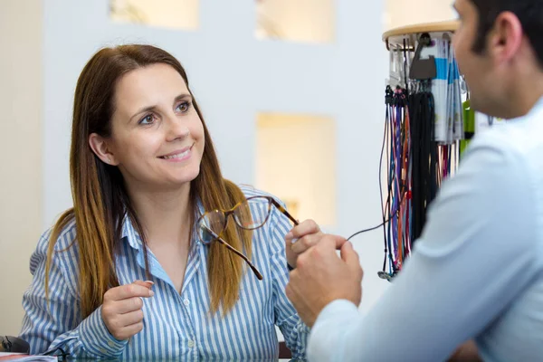 Porträt Eines Optikers Der Kunden Berät — Stockfoto