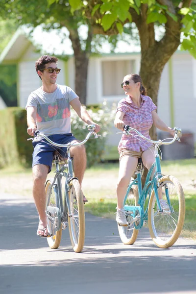 Hombre Una Mujer Bicicleta —  Fotos de Stock