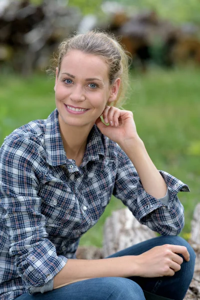 Beautiful Blonde Woman Sitting Green Grass Park — Stock Photo, Image