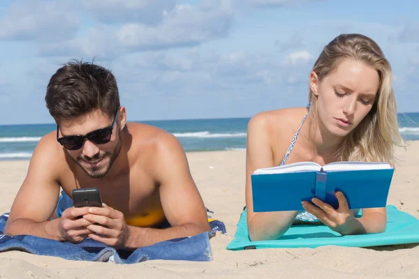 Una Coppia Sulla Spiaggia — Foto Stock