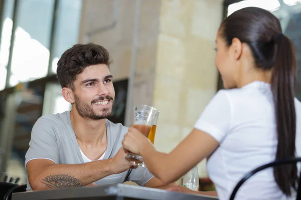 Paar Trinkt Bier Auf Freiluftparty — Stockfoto