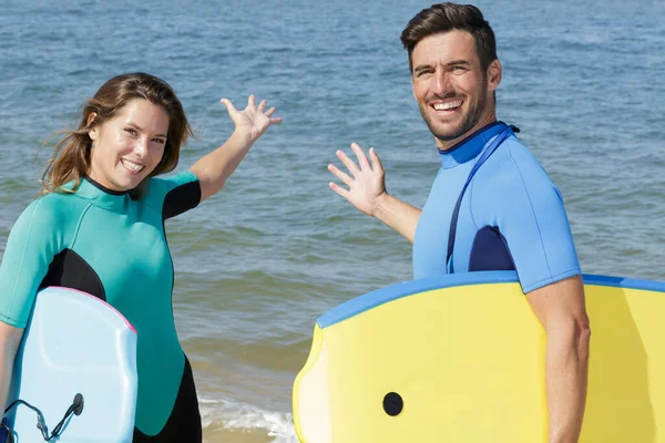 Surfisti Coppia Sulla Spiaggia — Foto Stock