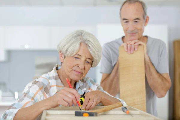 Senior Ambachtsman Vrouw Timmermansklas — Stockfoto