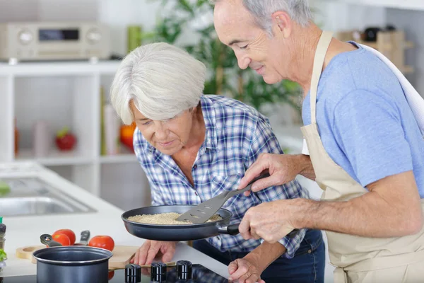 Seniorenpaar Kocht Der Küche — Stockfoto