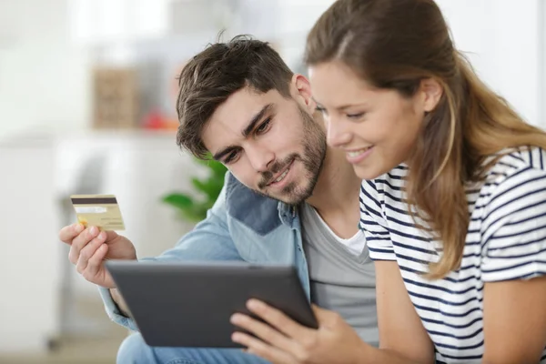 Jovem Casal Comprando Online — Fotografia de Stock