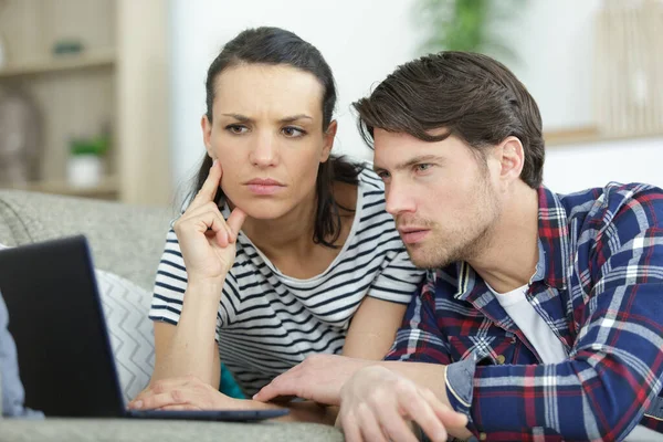 Par Med Laptop Tillbringa Tid Tillsammans Hemma — Stockfoto