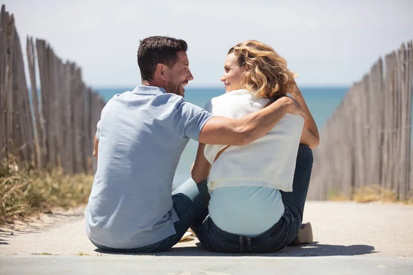 Couple Cuddling Affectionate Beach — Stock Photo, Image