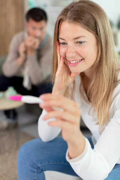 Attraktive Junge Frauen Schauen Auf Schwangerschaftstest Und Lächeln — Stockfoto