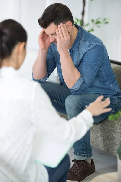 Homem Segurando Cabeça Durante Discussão Com Namorada — Fotografia de Stock