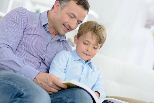 Man Die Boek Leest Met Jong Kind — Stockfoto