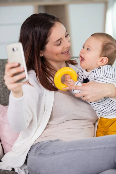 Feliz Mamá Haciendo Selfie Con Bebé —  Fotos de Stock