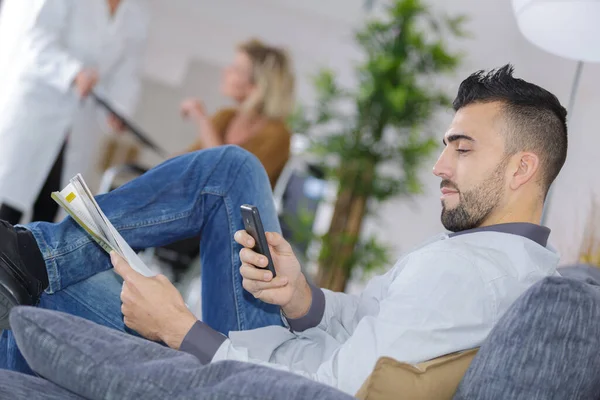 Férfi Használ Smartphone Miközben Ült Orvosi Váróteremben — Stock Fotó