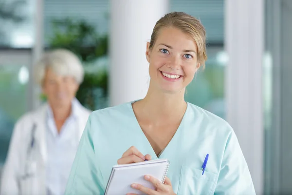 Schön Aussehende Krankenschwester Mit Stift Und Papier — Stockfoto