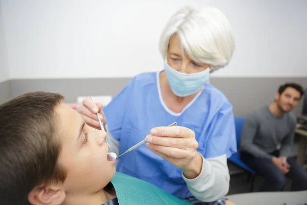 Стоматолог Осматривает Зубы Маленьких Мальчиков Клинике — стоковое фото