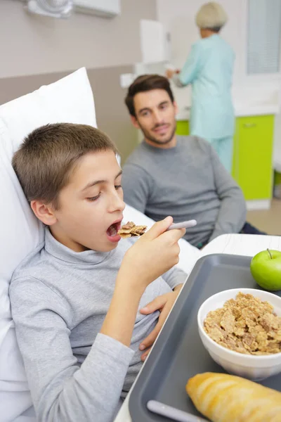 Chory Chłopiec Jedzący Szpitalne Jedzenie — Zdjęcie stockowe
