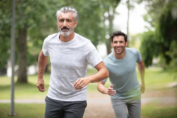 Freunde Laufen Gemeinsam Park — Stockfoto