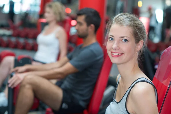 快乐的妇女在健身房锻炼 — 图库照片