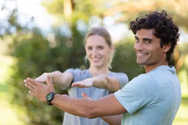 Joven Hombre Mujer Haciendo Yoga Pareja Aire Libre — Foto de Stock