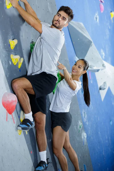 Fit Couple Climbing Wall — Stock Photo, Image