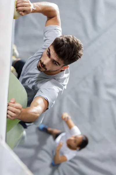 Man Climbing Practice Wall Indoor — Stock Photo, Image