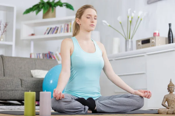 Frau Yoga Kurs Mit Trainingsausrüstung — Stockfoto