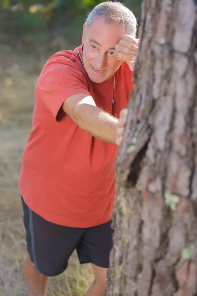 Medelålders Man Sträcker Benen Utomhus Gör Framåt Lunge — Stockfoto