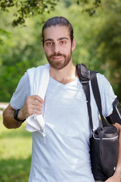 Νεαρός Δρομέας Παίρνει Ανάσα Μετά Τρέξιμο Στο Πάρκο — Φωτογραφία Αρχείου