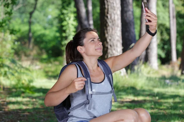 Retrato Uma Caminhante Feminina Tomando Selfie — Fotografia de Stock