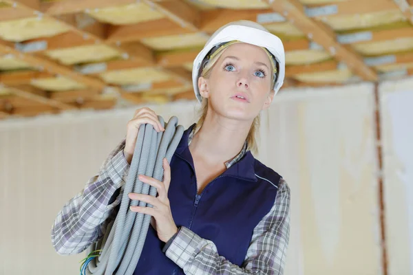 Costruttore Femminile Sul Posto Che Trasporta Bobina Condotto Sulla Spalla — Foto Stock