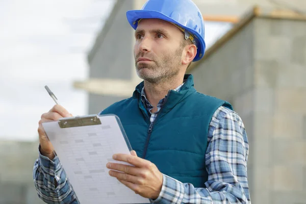 Glimlachende Man Helm Met Klembord — Stockfoto