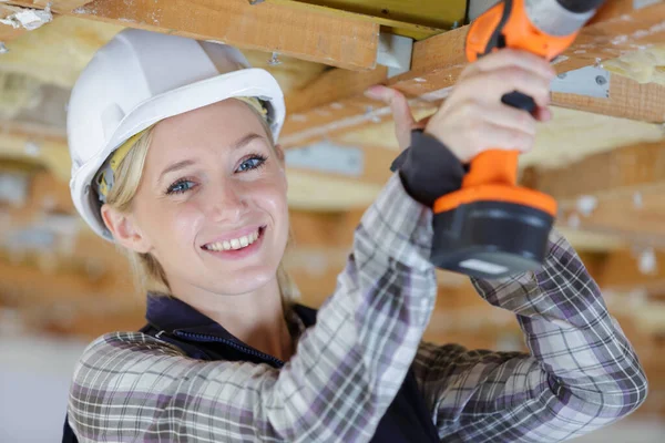 Porträtt Kvinnlig Byggare Med Hjälp Sladdlös Borr — Stockfoto