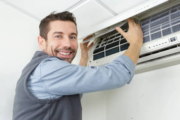 Réparateur Mâle Reliant Les Tuyaux Climatiseur — Photo