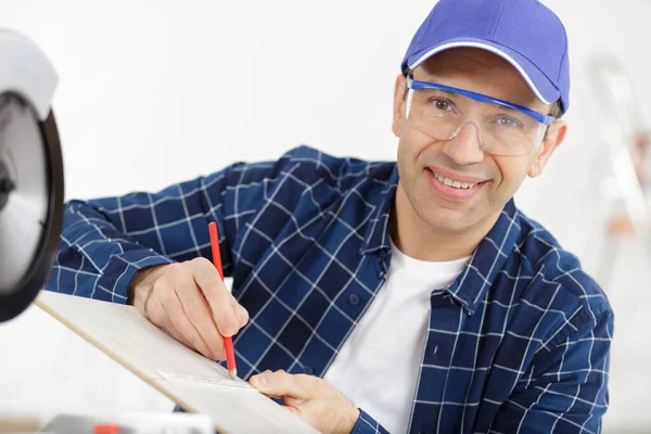 Ambachtsman Meten Met Liniaal Potlood Een Houten Plank — Stockfoto