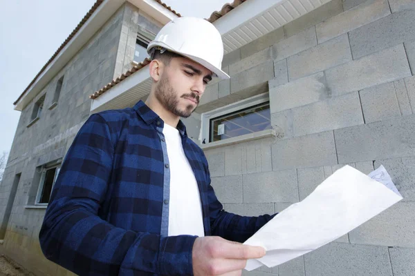 Trabalhador Construção Masculino Segurando Plano Construção — Fotografia de Stock