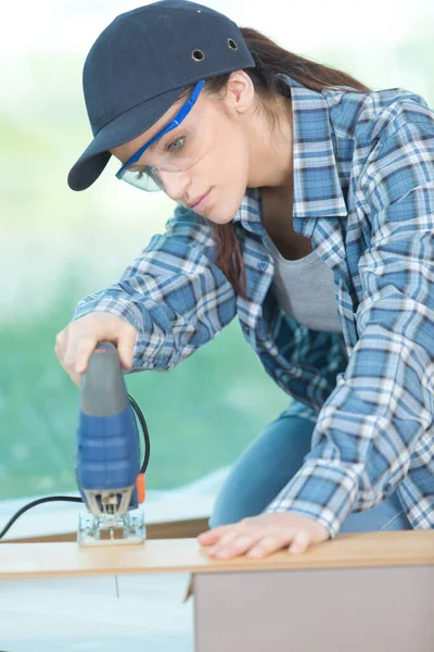 Kvinna Skära Trä Sin Lärlingsutbildning — Stockfoto