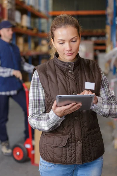 Lavoratrice Che Utilizza Tablet Magazzino — Foto Stock