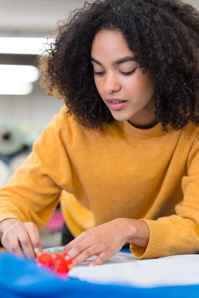 Imagen Enfocada Una Joven Ocupada — Foto de Stock