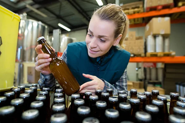 Fabrikada Şişeleme Makineleri Olan Çekici Bayan Bira Fabrikası Işçisi — Stok fotoğraf