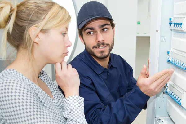 Elektriker Erklärt Dem Kunden Fusebox — Stockfoto