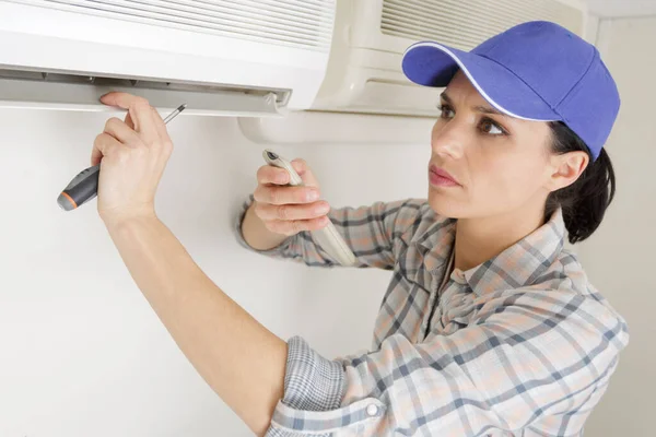 Vrouwelijke Technicus Testen Airconditioner — Stockfoto