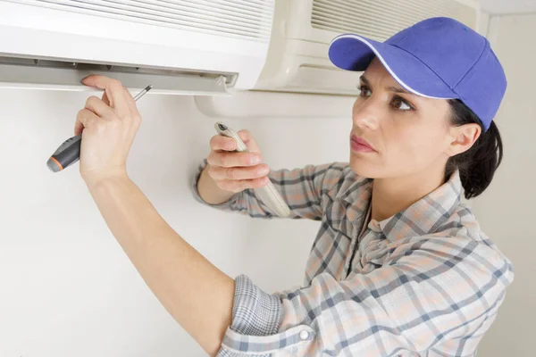 Mujer Técnico Pruebas Aire Acondicionado — Foto de Stock