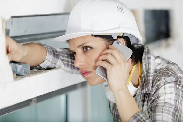 Female Building Contractor Using Smartphone — Stock Photo, Image