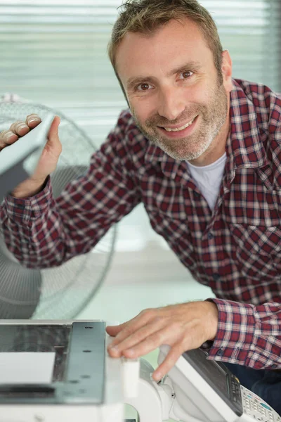 Glad Hårdvara Reparatör Reparera Trasiga Skrivare Fax — Stockfoto