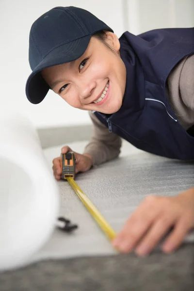 Lavoratore Utilizzando Cutter Durante Installazione Nuovi Pavimenti Moquette Camera — Foto Stock