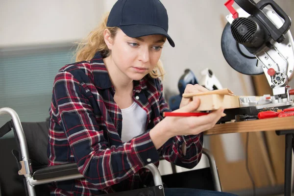 Een Vrouwelijke Timmerman Een Rolstoel Die Werkt Aan Een Houtwerkplaats — Stockfoto