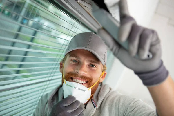 Bouwvakker Werkt Aan Raam Huis — Stockfoto